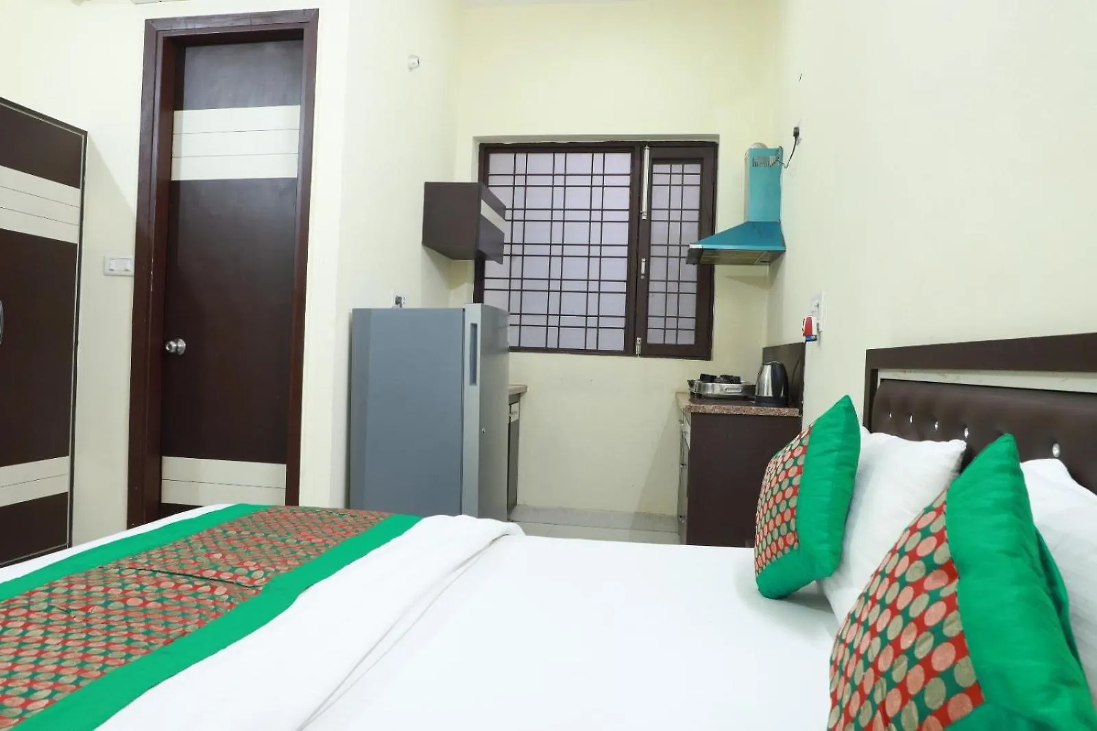 Lime Tree Studio Service Apartment Near Fortis Γκουργκάον 0*,  Ινδία