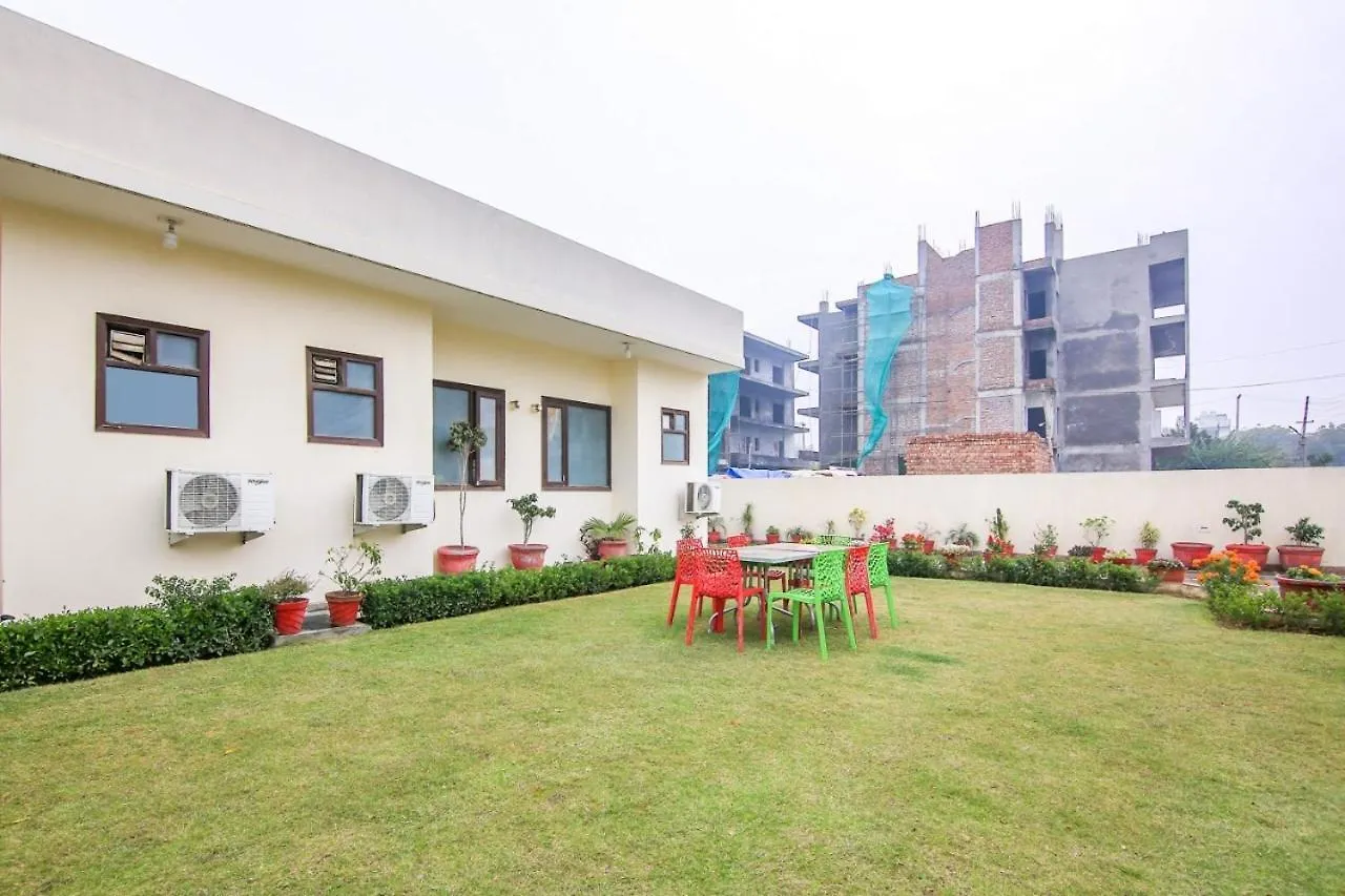 Lime Tree Studio Service Apartment Near Fortis Γκουργκάον